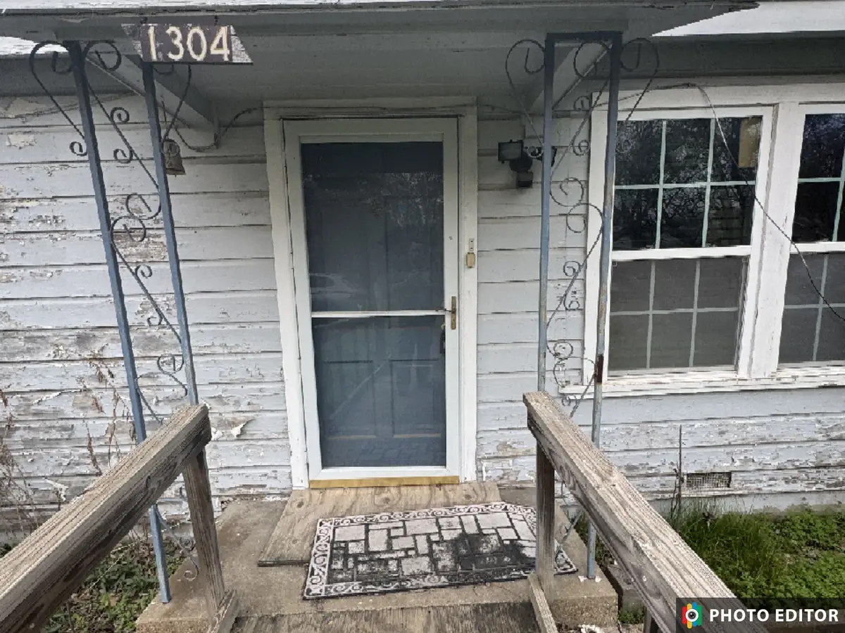 1304 N Wood Street, Cleburne, TX 76033 - #1