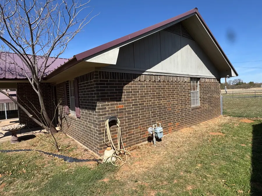 710 Charles Street, Seymour, TX 76380 - #2