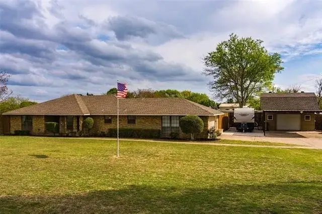 200 Red Oak Creek Drive, Oak Leaf, TX 75154 - #1