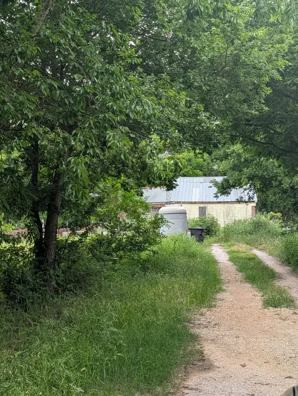 602 Avenue H, Blanket, TX 76432