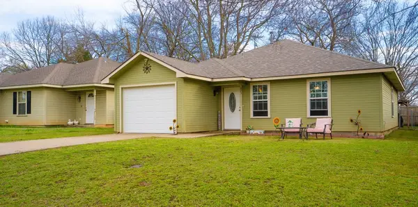 323 Texas Street, Pottsboro, TX 75076