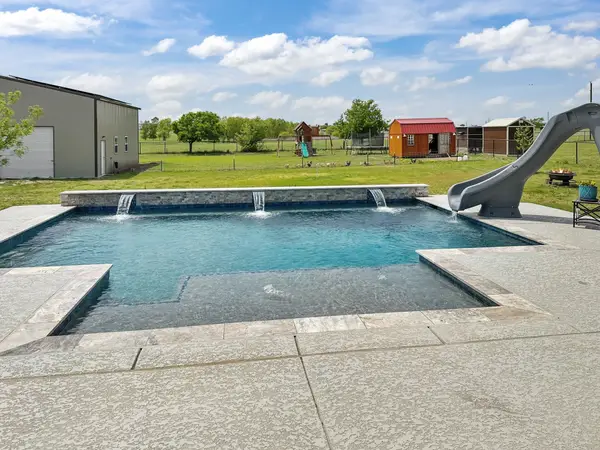 208 Crest Lane, Decatur, TX 76234