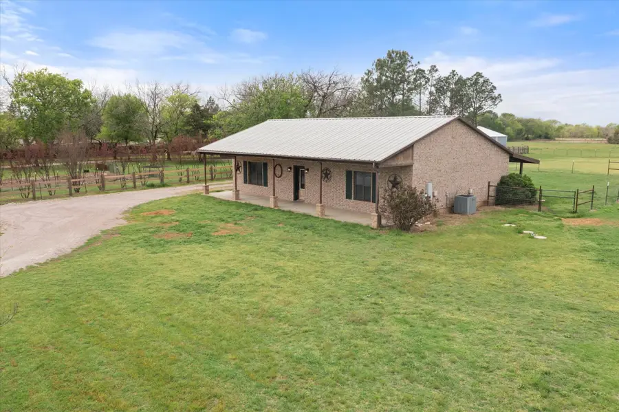 504 N Texas Street, Tioga, TX 76271 - #2