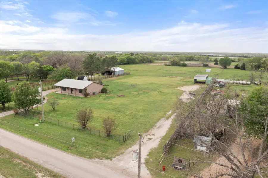 504 N Texas Street, Tioga, TX 76271 - #3