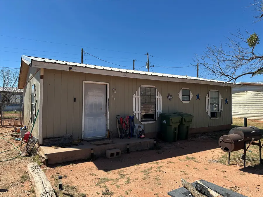 101 Seminole Street, Tye, TX 79563 - #3