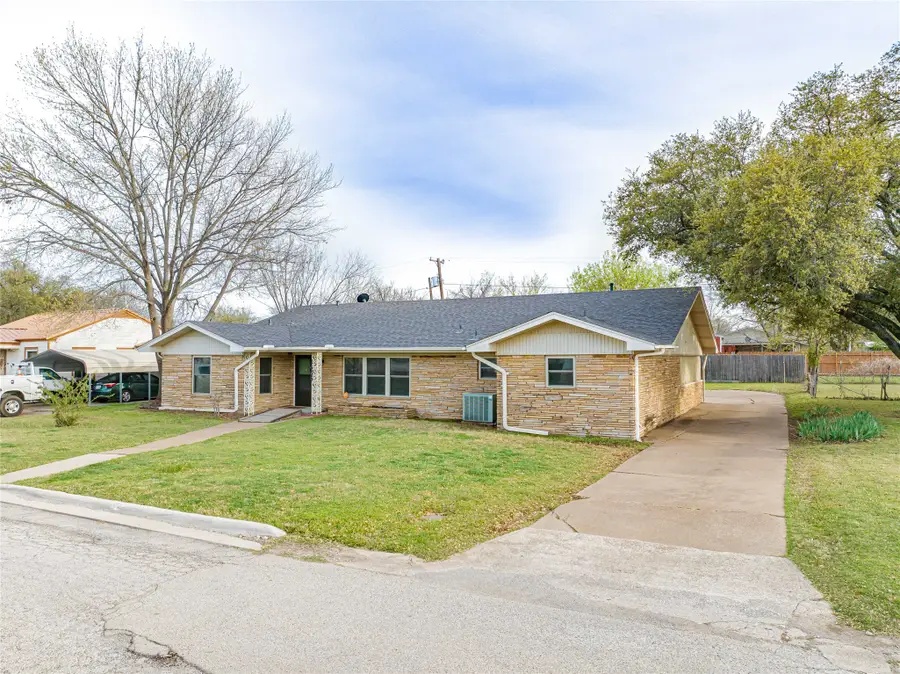 1405 W Wheeler Street, Breckenridge, TX 76424 - #2