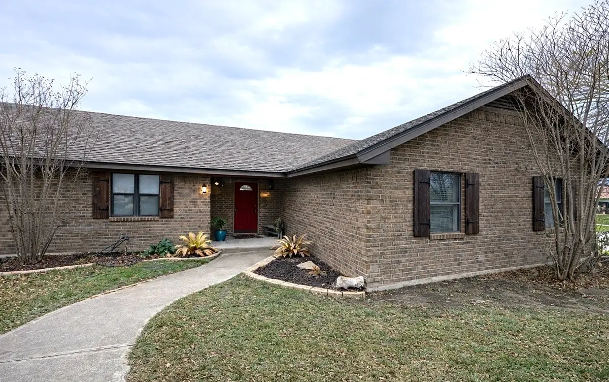 913 E Cedar Avenue, Comanche, TX 76442 - #1