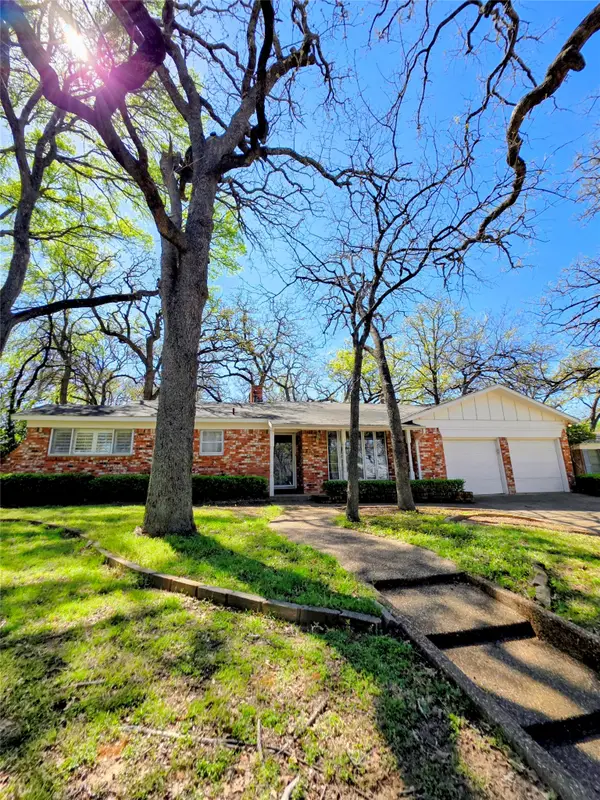 1020 Redbud Court, Arlington, TX 76012