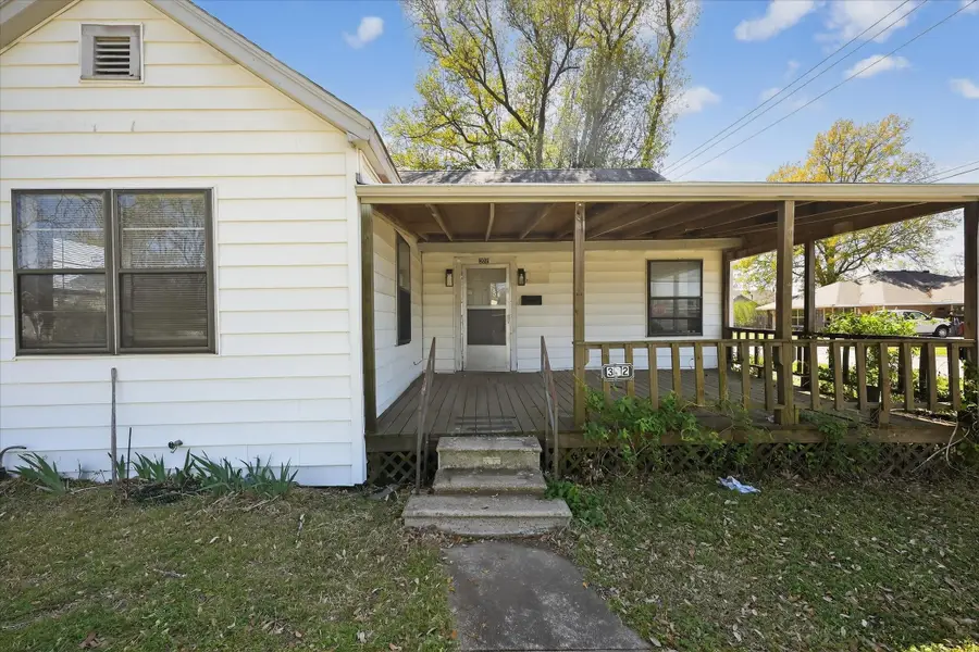 302 E 10th Street, Bonham, TX 75418 - #2