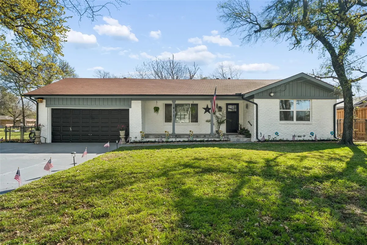 911 Vine Street, Euless, TX 76040 - #1