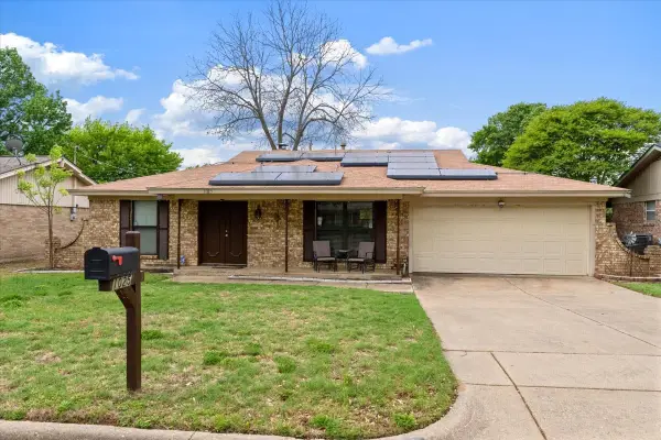 1025 Livingston Drive, Hurst, TX 76053