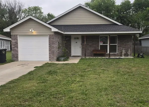 448 Chase Avenue, Cleburne, TX 76031