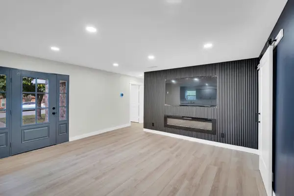 100 N Valley Street, Red Oak, TX 75154