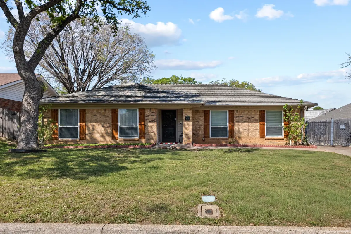 2011 Bay Oaks Drive, Arlington, TX 76012 - #1