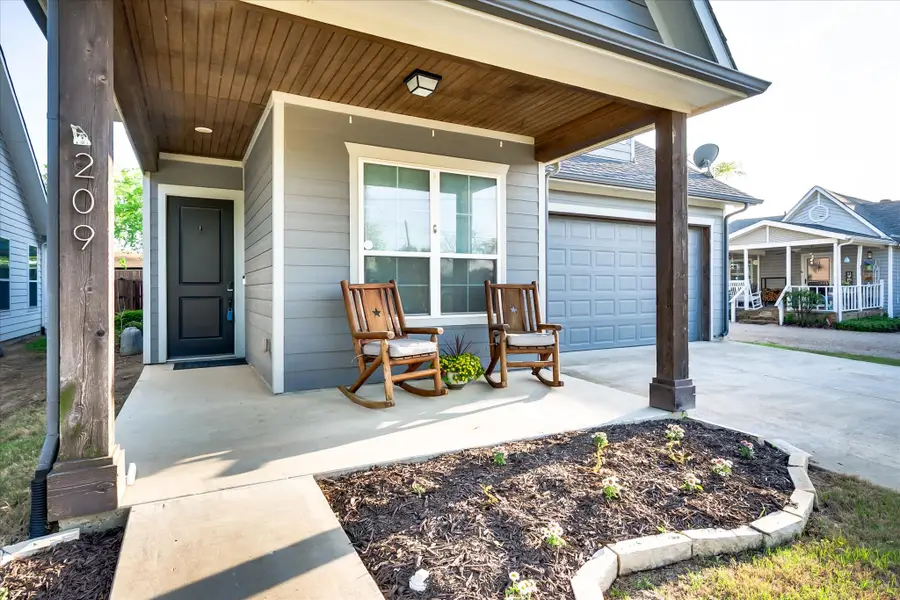 209 W Dallas Street, Mansfield, TX 76063 - #2