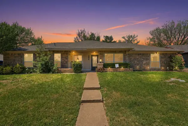 819 Blessing Creek Drive, Euless, TX 76039