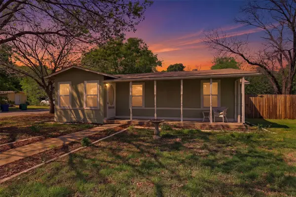 320 W Rucker Street, Granbury, TX 76048