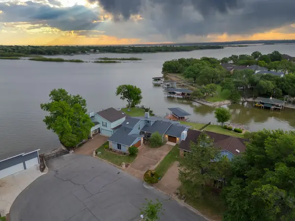 568 Harbor Circle, Azle, TX 76020