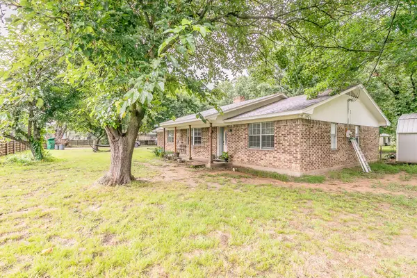 904 Sherman St, Tioga, TX 76271