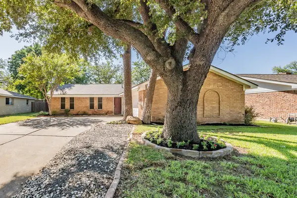 821 Prestwick Street, Bedford, TX 76022
