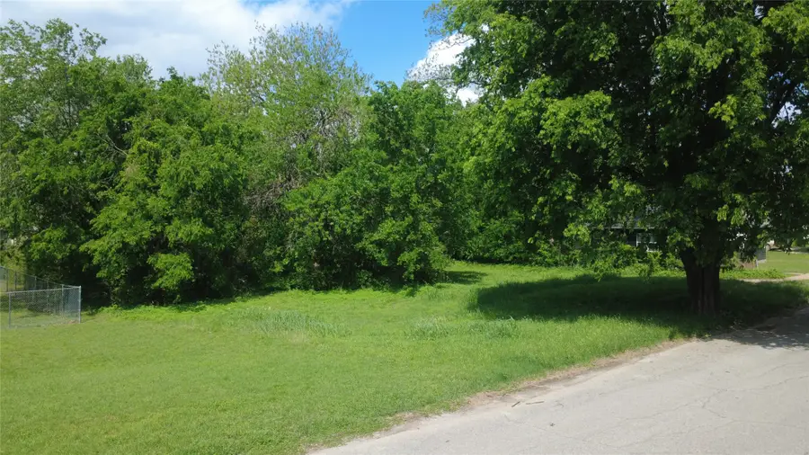 611 W Johnson Street, Denison, TX 75020 - #2