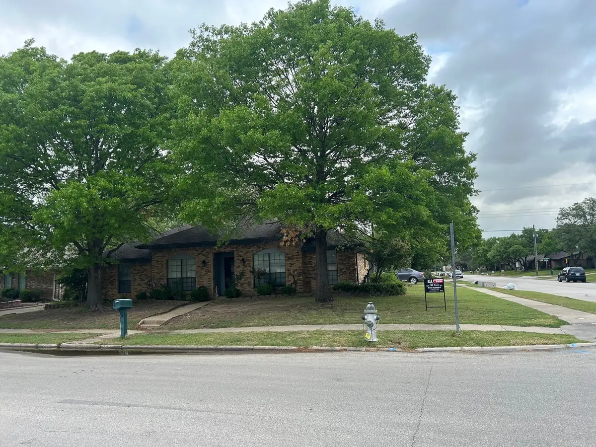 3901 W Country Club Drive, Irving, TX 75038 - #1
