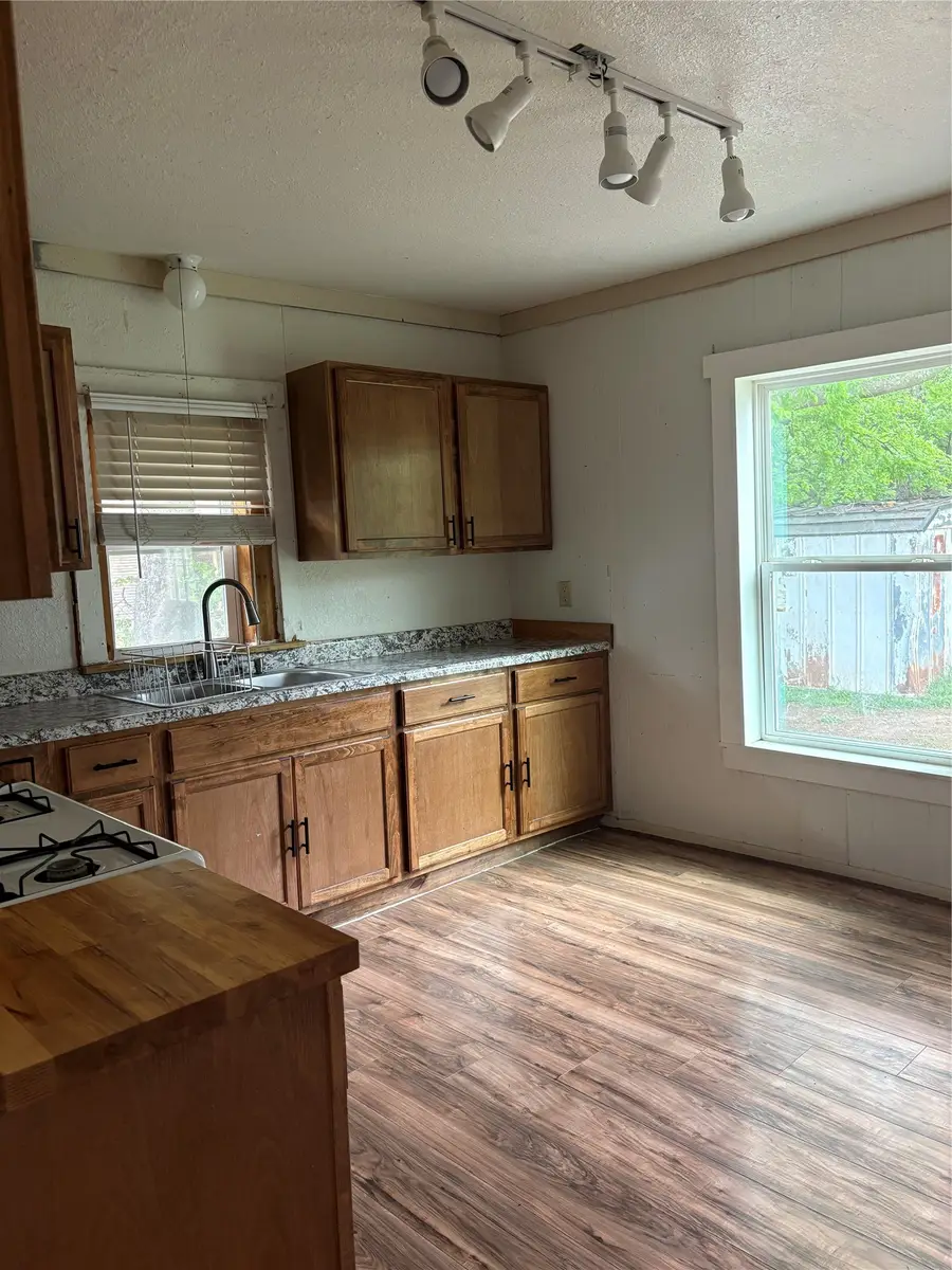 228 W Archer Street, Jacksboro, TX 76458 - #2