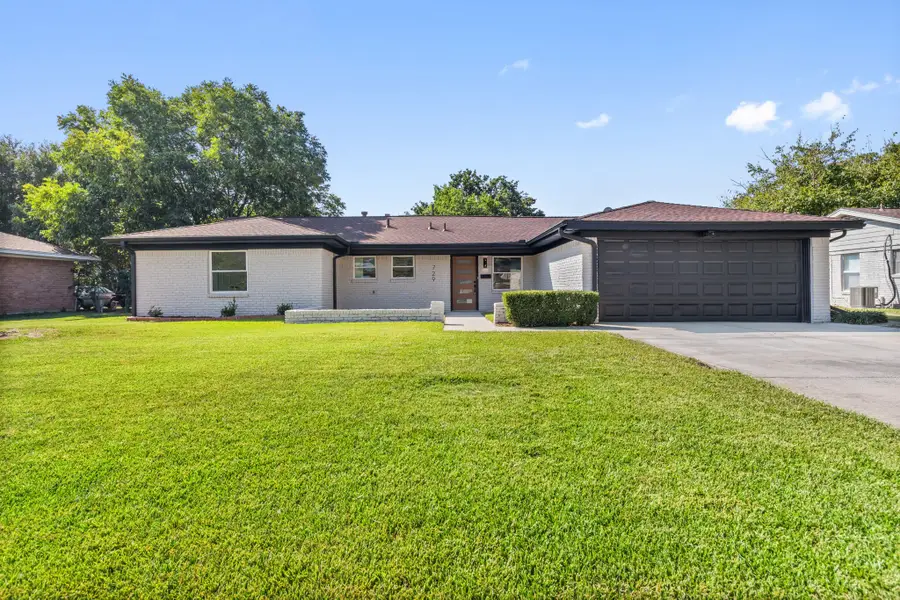 729 Finland Street, Grand Prairie, TX 75050 - #2