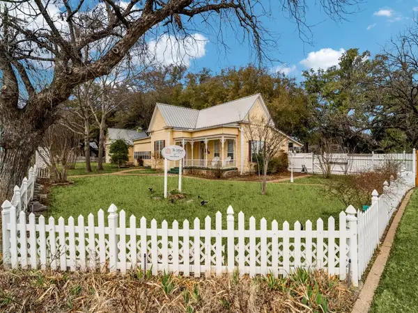 1002 W Pearl Street, Granbury, TX 76048