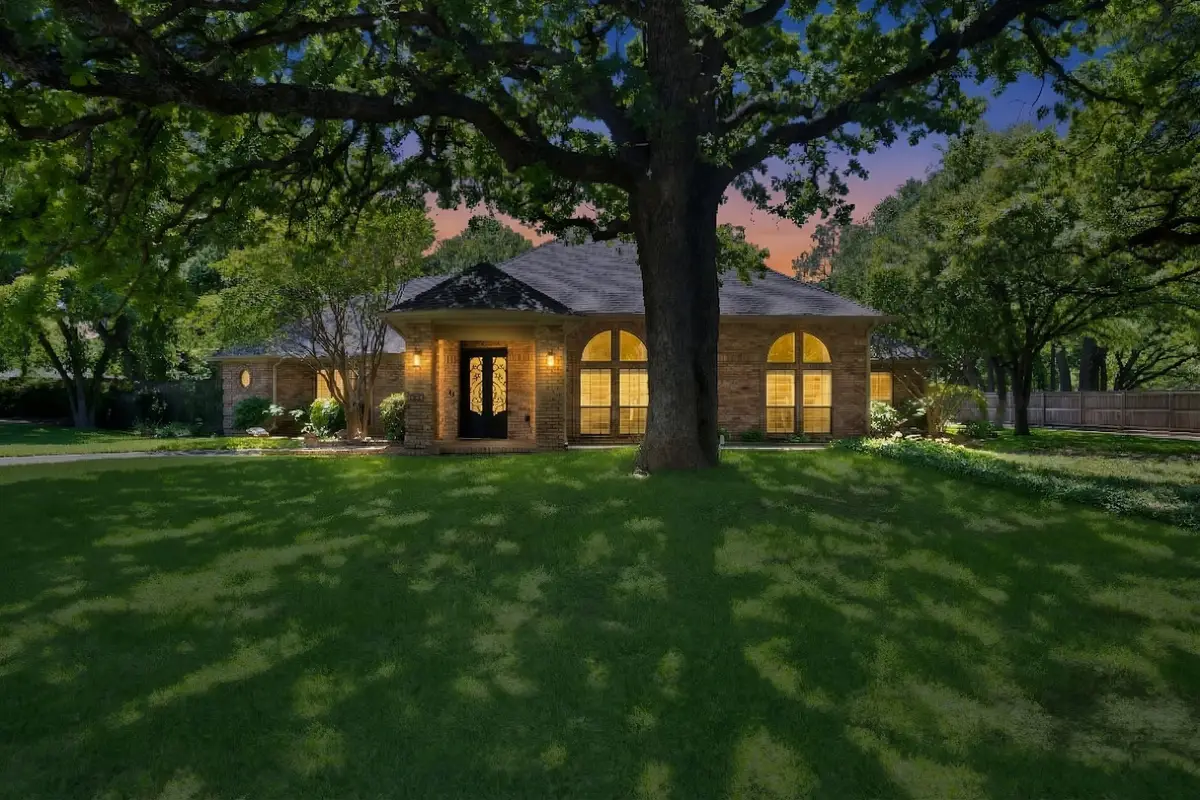 2900 Oak Trail Court, Dalworthington Gardens, TX 76016 - #1