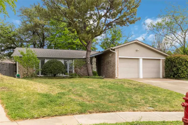 821 Ridge Court, Bedford, TX 76021