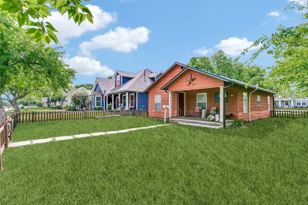 612 E Wall Street, Grapevine, TX 76051 - #1