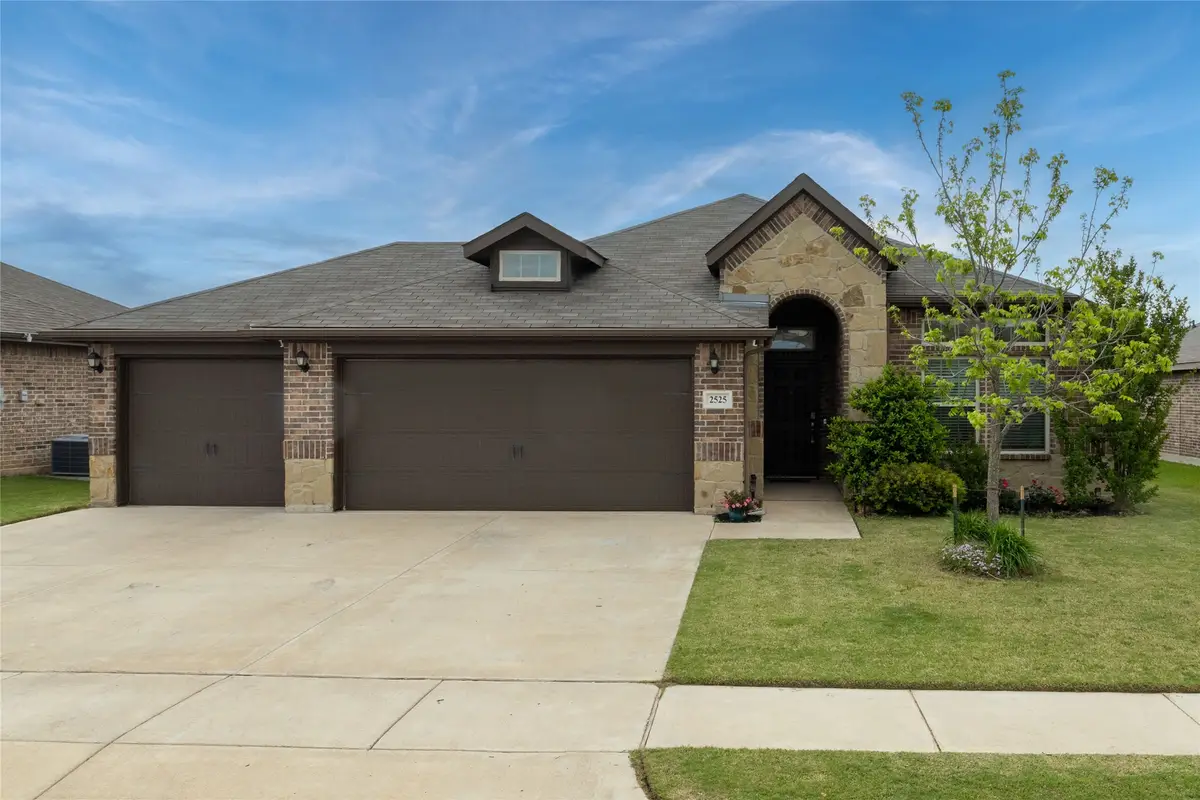 2525 Silver Fox Trail, Weatherford, TX 76087 - #1