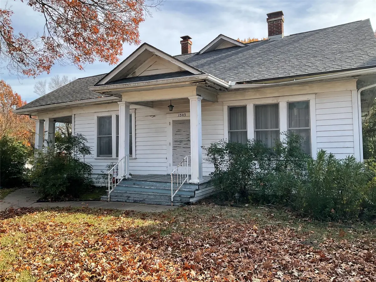 1303 W 3rd Avenue, Corsicana, TX 75110 - #1