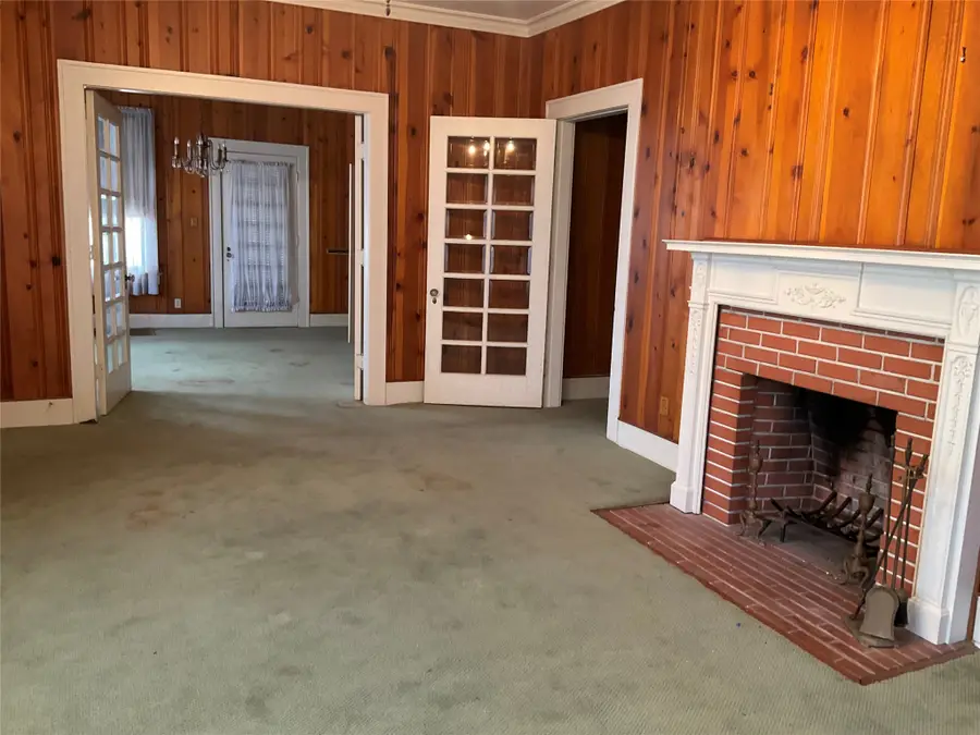 1303 W 3rd Avenue, Corsicana, TX 75110 - #2