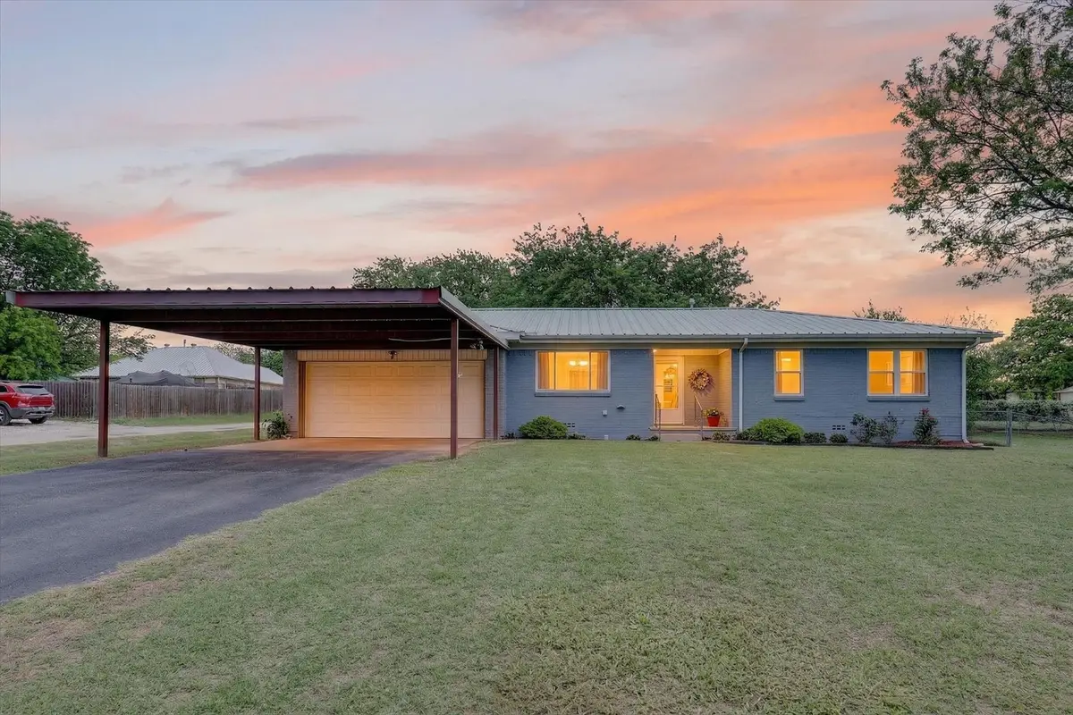 624 N Avenue A, Springtown, TX 76082 - #1