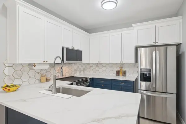 209 Cimarron Trail #6, Irving, TX 75063