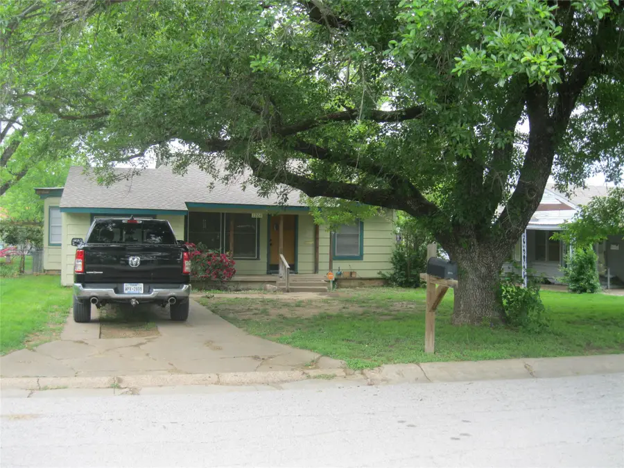 1206 W Dyer Street, Breckenridge, TX 76424 - #2