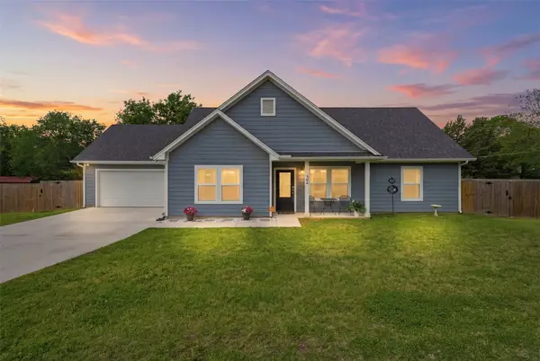 304 W Greenwood Avenue, Bowie, TX 76230