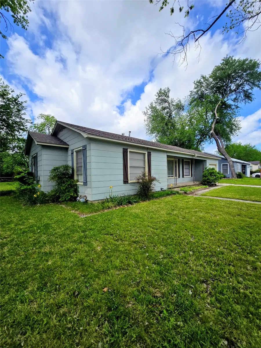 1813 Throckmorton Street, Gainesville, TX 76240 - #2