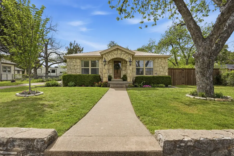 309 N Travis Street, Granbury, TX 76048 - #2