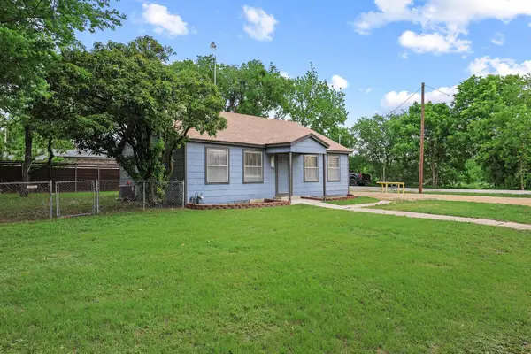 312 E Saunders Street, Trenton, TX 75490