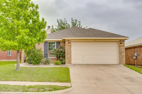 2521 Wakecrest Drive, Fort Worth, TX 76108