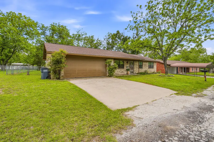 200 E Plum Avenue, De Leon, TX 76444 - #3