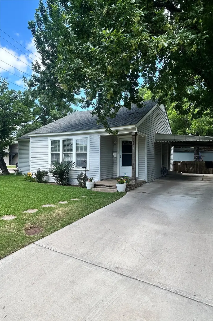 608 W Baldridge Street, Ennis, TX 75119 - #2