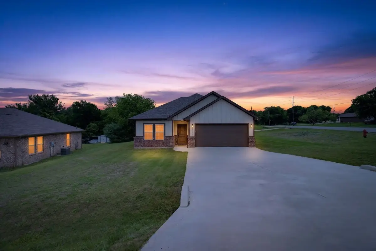 1311 E Apache Trail, Granbury, TX 76048 - #1