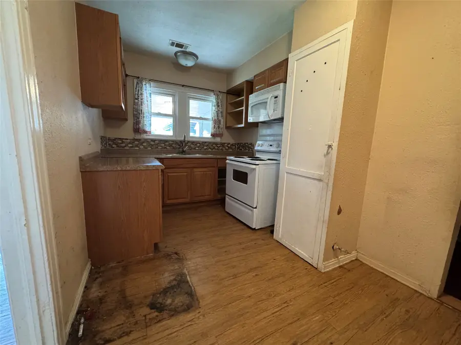 918 N Barnett Avenue, Dallas, TX 75211 - #3