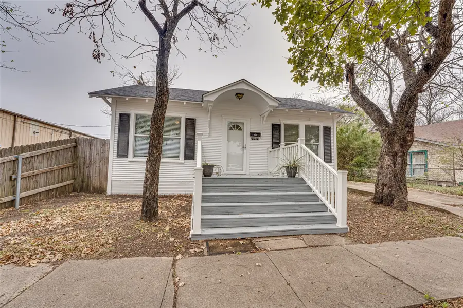 107 N Shawnee Street, Ennis, TX 75119 - #2