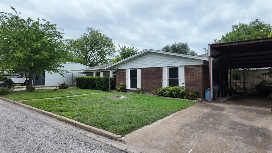 1807 W. Proctor Dr., Goldthwaite, TX 76844 - #2