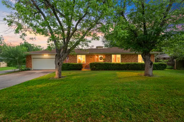 706 W Denison Drive, Robinson, TX 76706